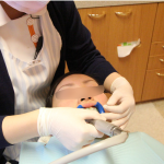 まずは、歯の表面を綺麗にします。